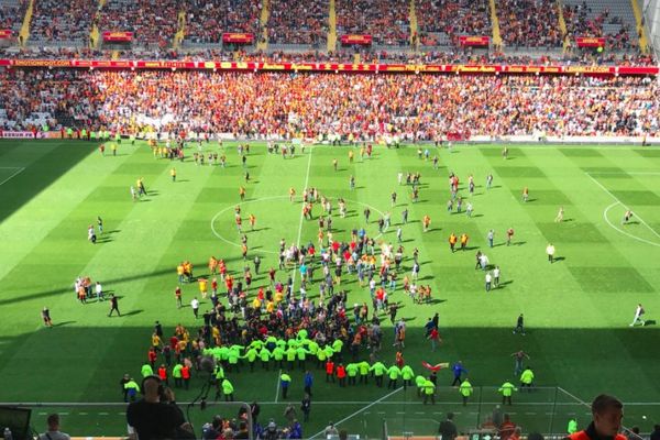 Les supporters lensois ont envahi la pelouse après le troisème but de Brest. 