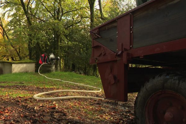 À Ambrugeat depuis 2018, avec la commune voisine, une remorque agricole a été transformée en citerne mobile, pour alimenter les réserves dont les sources s'épuisent.