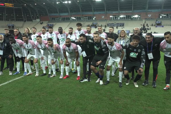 Les joueurs du FC2A et leur staff ont immortalisé cette rencontre en photo.