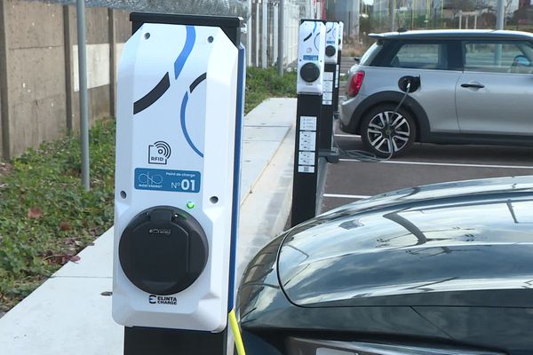 Depuis 2018, l'entreprise lyonnaise Mob Energy reconditionne des batteries pour recharger les voitures électriques.