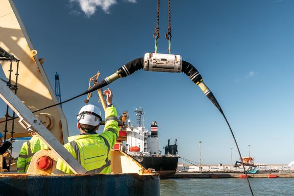 ASN pose des câbles sous-marins.