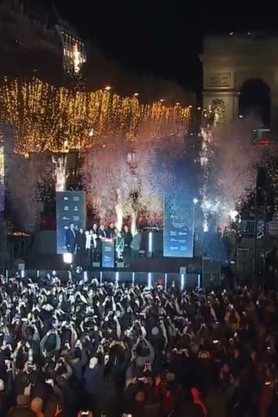 Les Champs-Elysées se sont illuminés ce dimanche!