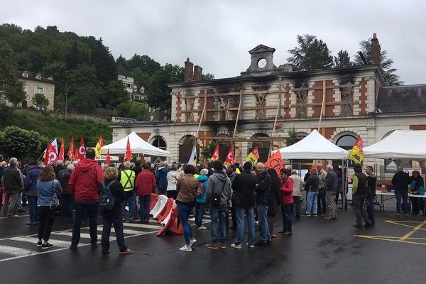 Les manifestants se sont réunis devant la gare incendiée de Figeac dans le Lot. 