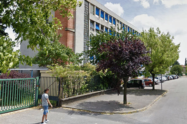 1.600 personnes ont été évacuées dans la cour de cette cité scolaire, à Roussillon.