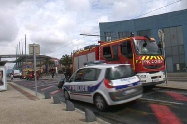 Aux abords du cinéma dans le quartier Odysseum au moment de l'alerte