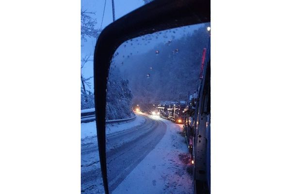 Les poids-lourds se sont arrêtés sur le bas-côté de la route