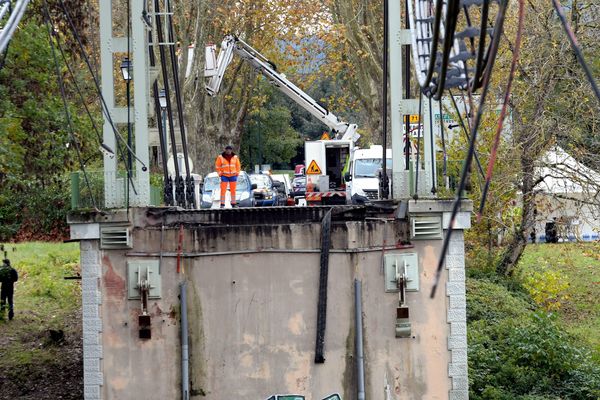 Le tablier du pont s'est totalement effondré