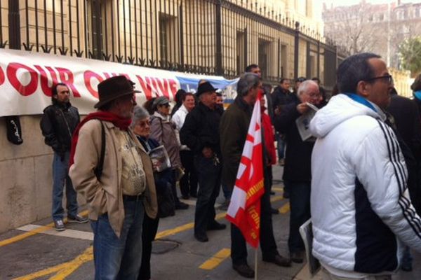 Rassemblement des employés de la Marseillaise ce lundi devant le tribunal de commerce de Marseille.