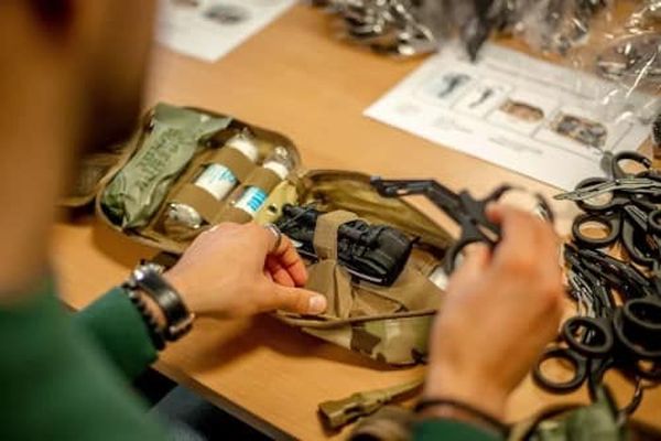 Cette trousse, destinée aux soldats ukrainien, contient tous les outils qui permettront de stopper une hémorragie massive ou des saignements importants.