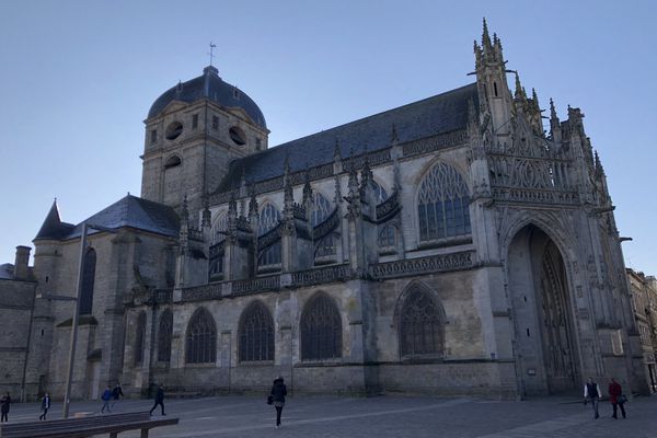 Cinq jeunes migrants, originaires de Guinée et du Mali, ont passé une quatrième nuit d’affilée, dimanche 14 mai, dans la basilique d’Alençon (Orne) accompagné par l’association réseau éducation sans frontières (RESF) de l’Orne. Les bénévoles demandent au Conseil départemental et à l’État de les prendre en charge.