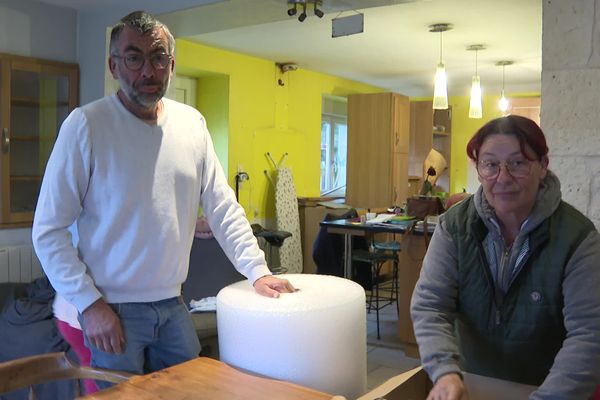 Claudine et David Lecordier sont les premiers déplacés climatiques de la Manche. Ils doivent quitter leur maison de Montmartin-sur-Mer, menacée par la montée des eaux.