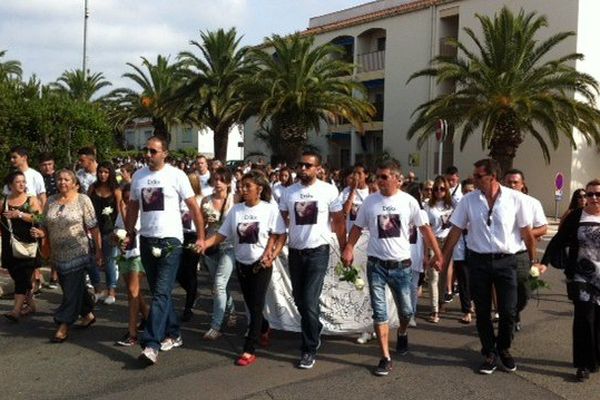 Quelque 400 personnes ont participé à la marche blanche pour Erika à Saint-Cyprien, dans les Pyrénées-Orientales - 31 août 2015