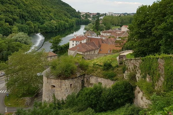 A Besançon, il suffit de monter quelques dizaines de mètres par un sentier pour retrouver les traces de l'histoire de la ville