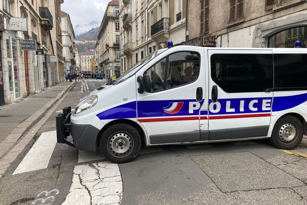 La reconstitution judiciaire d'une tentative de meurtre s'est déroulée le 1er décembre rue Lesdiguières, à Grenoble.