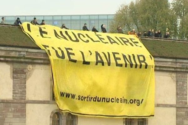 Une immense banderole a été installée sur le barrage Vauban à Strasbourg