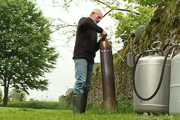 Jean Lamazou-Betbeder allume son dispositif anti-grêle à la moindre alerte météo.