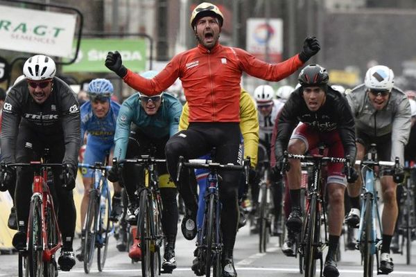 L'Italien Sonny Colbrelli (Bahrein) remporte la deuxième étape de Paris-Nice, à Amilly (Loiret) 