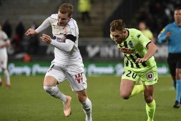 Le défenseur suédois d'Amiens, Emil Krafth, luttant pour la récupération du ballon avec le milieu de terrain angevin, Flavien Tait, lors de la 18e journée de Ligue 1, le 8 janvier 2019.