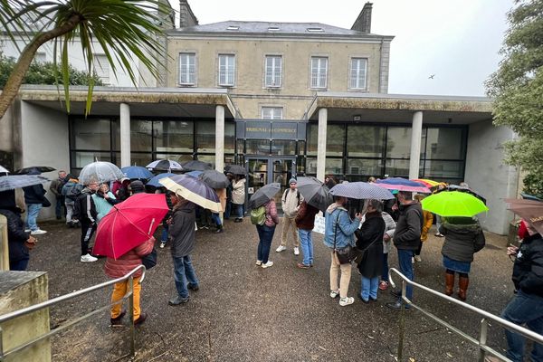 Soignants, élus et usagers se sont rassemblés devant les portes du tribunal de commerce de Coutances, qui doit sceller l'avenir de la clinique coutançaise