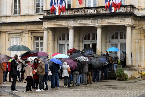 Elections Sénatoriales dans l 'Ain le Dimanche 27 Septembre 2020 - Une longue file d'attente devant la préfecture de l'Ain, à Bourg-en-Bresse, où se déroulait le scrutin