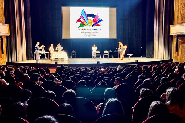 Plusieurs centaines de jeunes spectateurs se sont retrouvés à l'Opéra de Limoges pour écouter des slams.