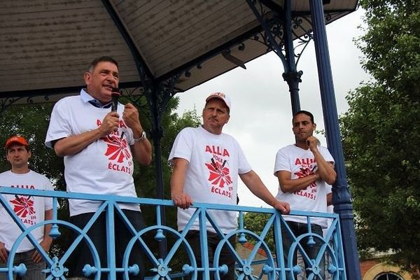 L'avocat Ralph Blindauer et des représentants du personnel lors de la marche de soutien aux salariés d'Allia à Digoin, en Saône-et-Loire, organisée le 2 juillet 2016.