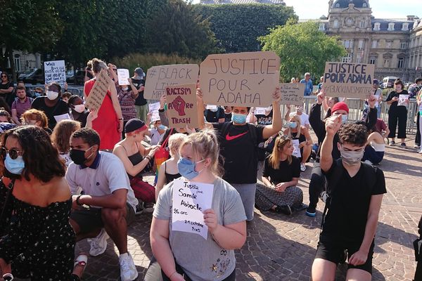 Plus de 1 000 personnes ont défilé pour manifester contre les violences policières place de la République à Lille. 