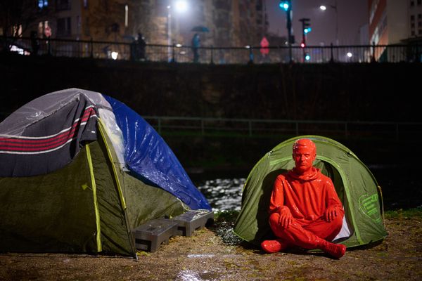 La réplique d'Emmanuel Macron a été installée dans le 10e arrondissement de Paris en ce premier jour de l'hiver.