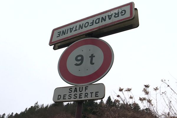 Le panneau de la commune de Grandfontaine a été retourné.