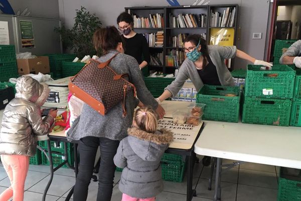 Chaque jeudi les distributions du Secours Populaire du Puy-de-Dôme sont égayées par les repas préparés par des chefs cuisiniers privés de leur travail par le coronavirus.