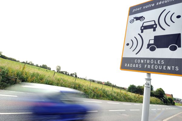 Les panneaux indiquant des contrôles radars sur un itinéraire préviennent les automobilistes de la distance de surveillance.