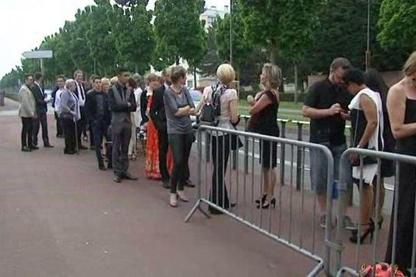 La file d'attente pour les aspirants figurants au casting du film Happy End 