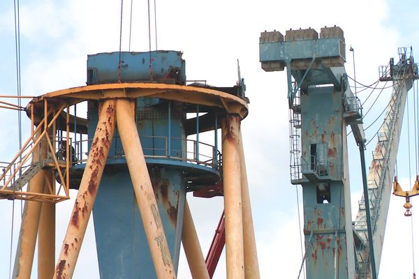 Le chantier de déconstruction des grues portuaires 30 et 40 et des infrastructures du bassin numéro 10 de la base navale de Brest devrait s'étaler sur 18 mois