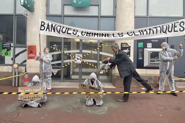 Extinction Rebellion a installé une "scène de crime climatique" devant une des grandes banques de Limoges.