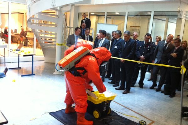 Manuel Valls s'est aussi attardé au laboratoire de la police scientifique d'Ecully 