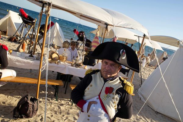 La ville de Vallauris Golfe-Juan organise chaque une reconstitution napoléonienne car c'est ici, alors humble bourgade de pêcheurs le 1ᵉʳ mars 1815 que commença la plus extraordinaire aventure de l'Empereur avec son débarquement sur la plage du soleil.