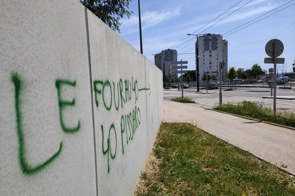 Dans le quartier de la Bastide, ainsi que sur d'autres murs de la ville, des inscriptions sur les murs indiquent les points de deal.