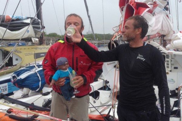 Aymeric Chappellier (à droite) et Jean-Christophe Caso (à gauche) sont arrivés à bon port après plus de 22 jours de course.  