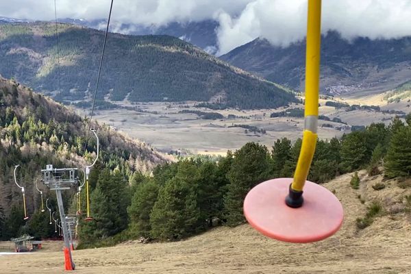 Camurac (Aude) - la seule station de ski audoise n'a pu ouvrir qu'un week-end cette saison faute de neige - février 2024.