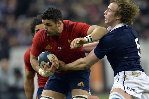 Damien Chouly en opposition face à Jonny Gray lors du Tournoi des Six Nations le 7 février 2015 au Stade de France. 