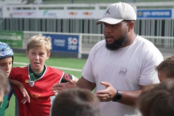 Les enfants sont encadrés par des professoinnels comme Elias Coulibaly