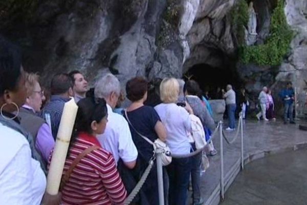 Les pèlerins ont pu toucher les parois de la grotte, après trois jours de fermeture. 