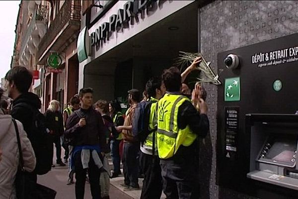 Une agence BNP-Paribas, cible des manifestants. 