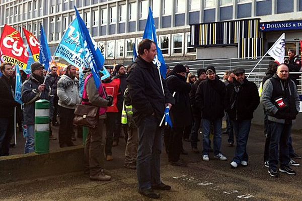 Les douaniers haut et bas normands se réunissent pour réclamer un moratoire des suppressions d'emplois.