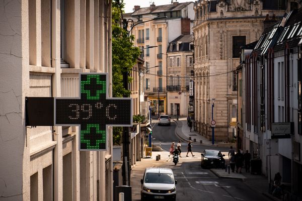 Les températures grimpent partout sur le territoire. Plusieurs départements sont placés en vigilance rouge canicule ce jeudi 16 juin 2022.