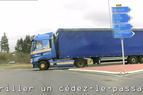 Une seconde vidéo réalisée en caméra embarquant et dénonçant les comportements des usagers de la route dans l'Orne a été publiée cette semaine.