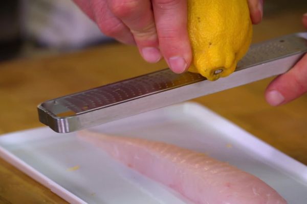 Préparer une poudre d'agrumes pour un plat de légumes ou de poissons.