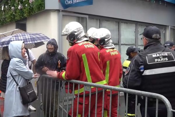 Des barrières empêchent les passants de s'approcher du lieu de l'explosion. Le passage est très encadré