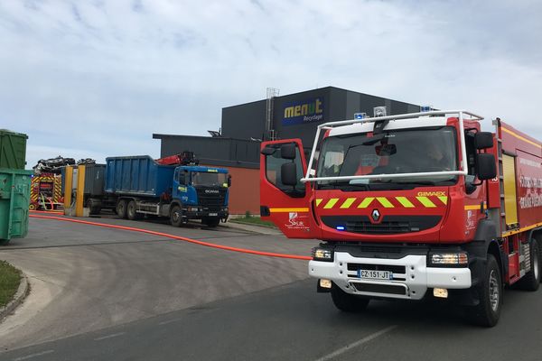 Intervention des pompiers opour un feu au sein de l'entreprise Menut Recyclage (Migné-Auxances)