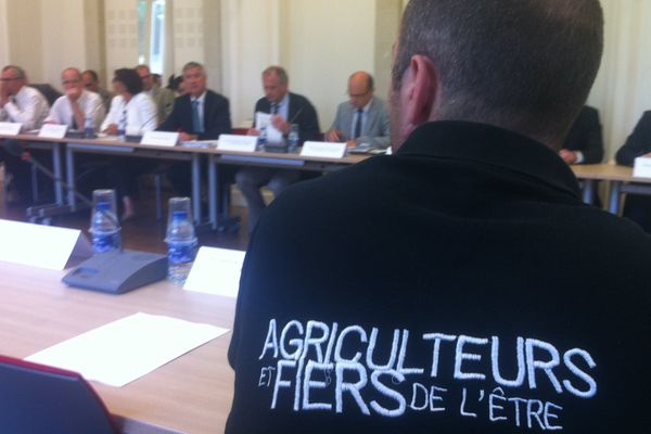 Réunion en préfecture de région sur la crise des éleveurs